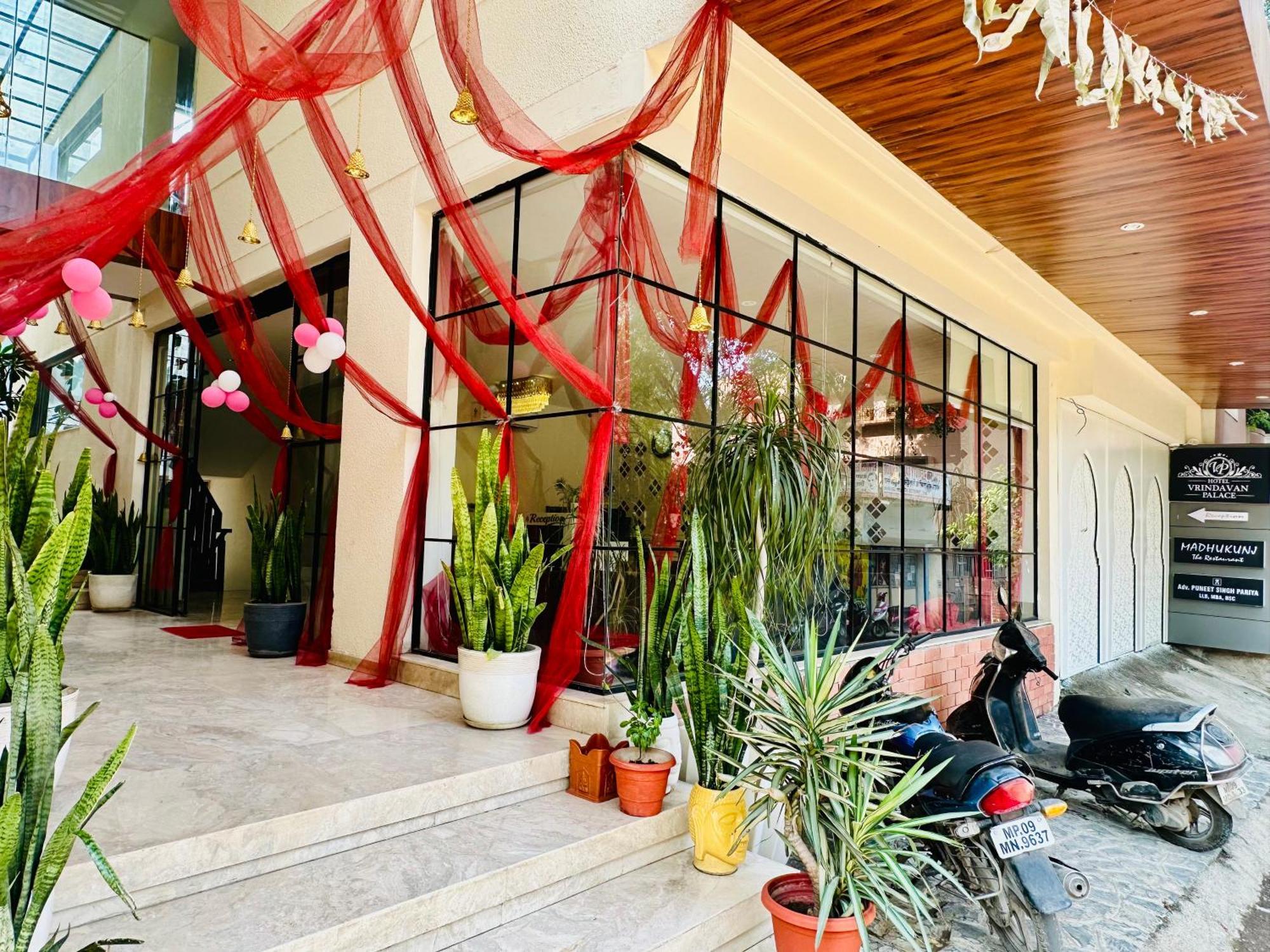 Hotel Vrindavan Palace Indore Eksteriør billede
